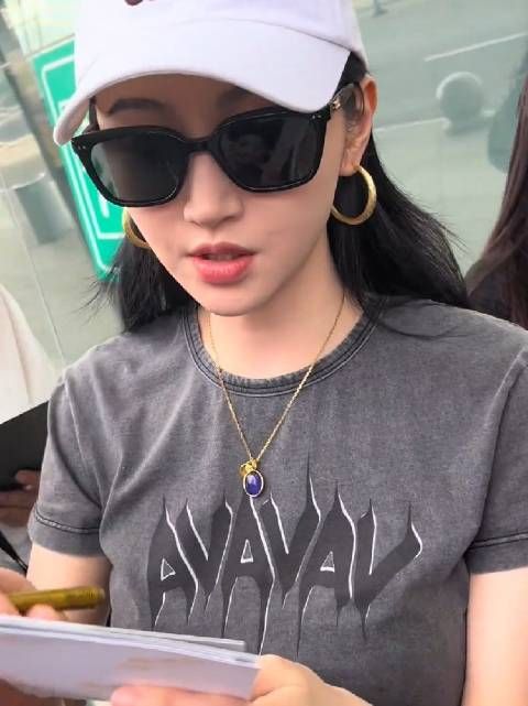 景甜出现给粉丝签名，现场好多人啊！