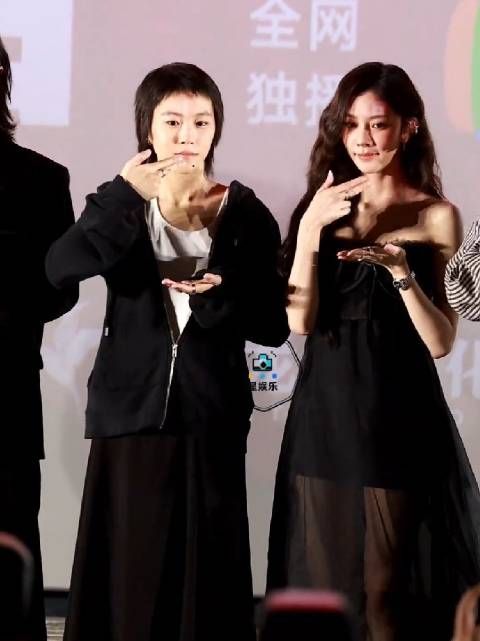 王菲女儿剧宣也逃不过手势舞，窦靖童宋妍霏一起跳中华小当家手势舞