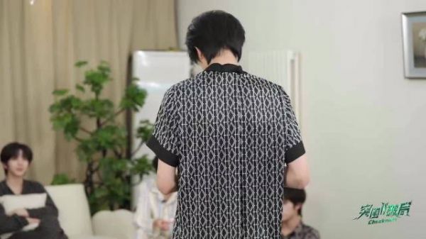“撩他的衣服”你俩亲密成这样了？