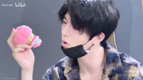邱鼎杰抓着yoyo的样子也太可爱了吧！…