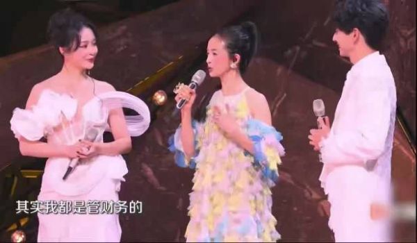 李莎旻子解锁全新舞台画风，蓬松金发蓝白长裙甜妹感十足