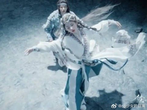 露芜衣为龙神挡下致命一击，龙神终于承认自己的身份