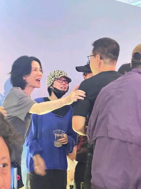 王菲带窦靖童社交,当妈的拍了一下提醒孩子敬酒+摘口罩+打招呼