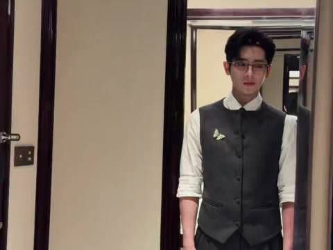 丞磊青春芒果夜造型，蝴蝶胸针暗藏MBTI彩蛋