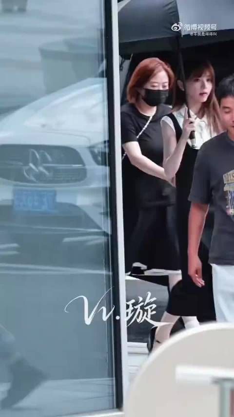 田曦薇被粉丝叫妈妈逗笑了哈哈哈哈 VV：你非要叫 那我也没有办法