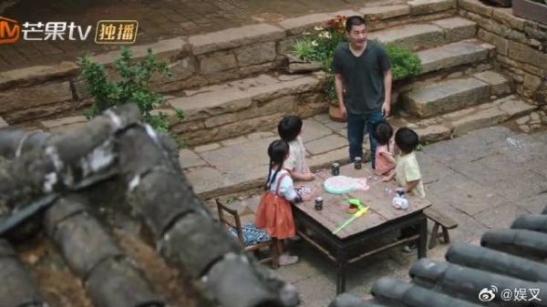 四小神兽跟陌生人聊天 得知那个人是他们害怕的人,一瞬间全都吓跑了