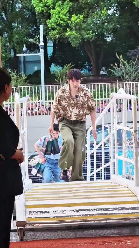 张晚意送考变挖坑，一本正经吓唬邓为