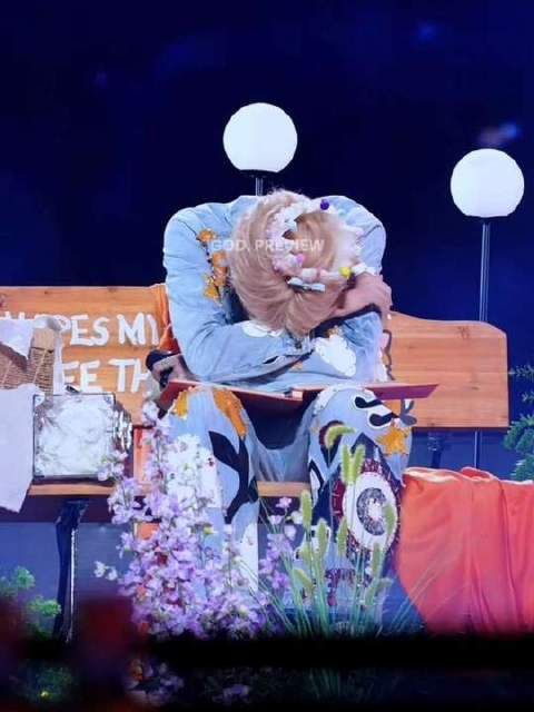 泪水浸透心扉，情绪如潮水般汹涌