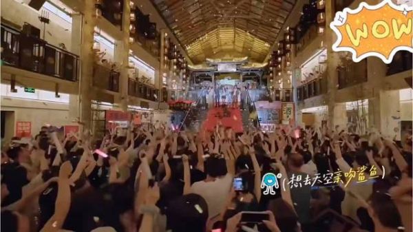 王玉雯发地球团收官照，逐一夸赞每位成员