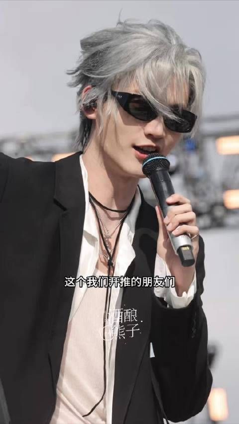 周柯宇说让大家一起喊龙咚军他要拍下来发给开推的朋友们啊啊啊啊啊！