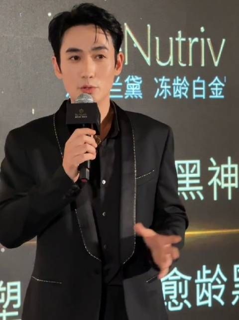 朱一龙活动生图状态佳，黑色西装展绅士气场