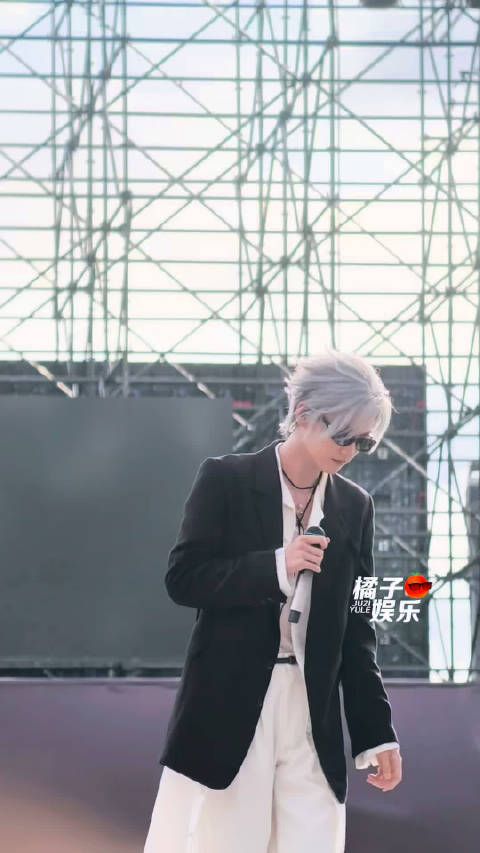 周柯宇逆着光唱《黄昏晓》像少女漫一般的场景