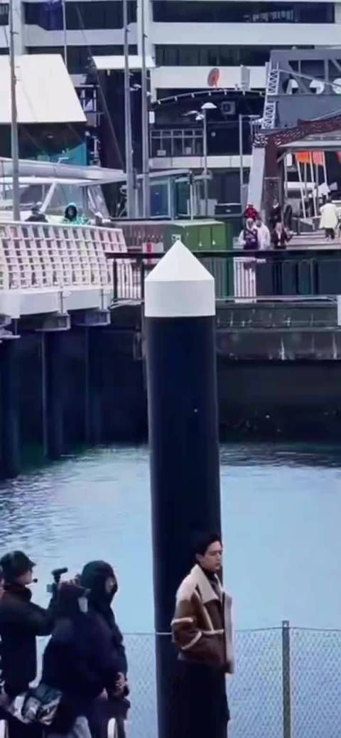 心里刚念叨李现就刷到了，好喜欢这套造型的风格