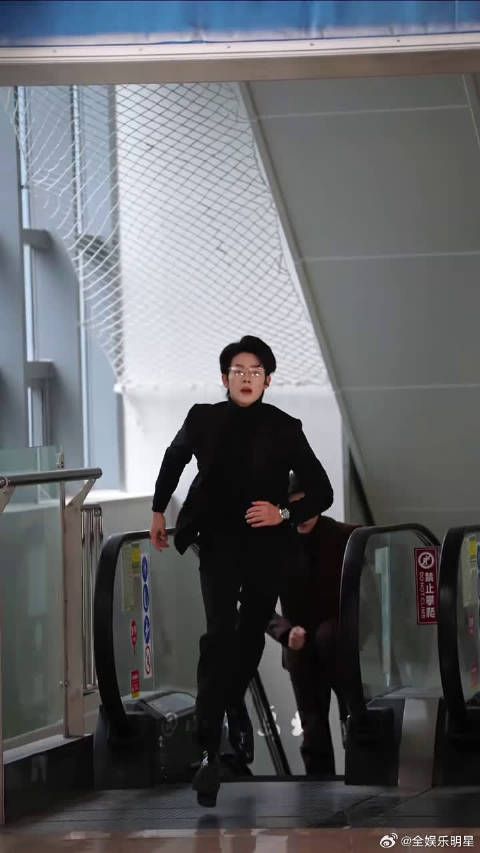 吴尊视频连线曾辉，暖心为舞台勇气点赞
