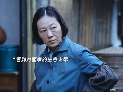 因嫉妒当众扒光他人衣服 涉事者付出代价