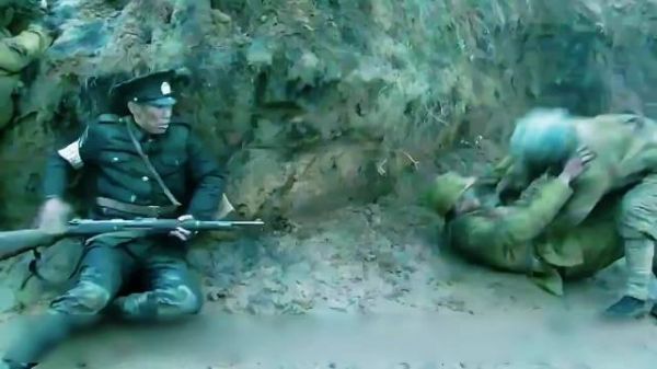 国军新兵第一次上战场，竟然在战壕里装死， 结局意想不到