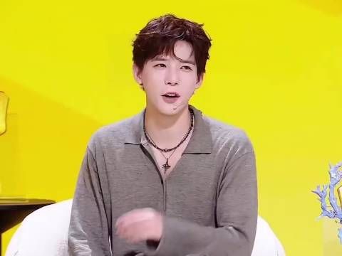 王安宇直播玩铲铲，健身也不耽误