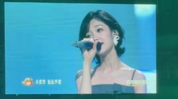 希林娜依高超级夏晚演唱《薛定谔的雨》舞台首唱 新歌好听！