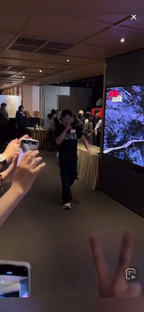 张颂文拿粉丝手机无视角的和粉丝合影拍视频，粉丝也太幸福了吧