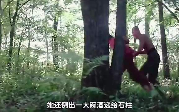 石柱怒吼护村花，村妇围攻被震慑