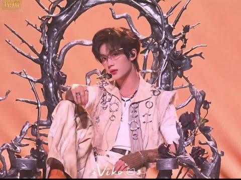 让让都让让，丁程鑫护目镜的神来了，全方位展示震撼美貌中