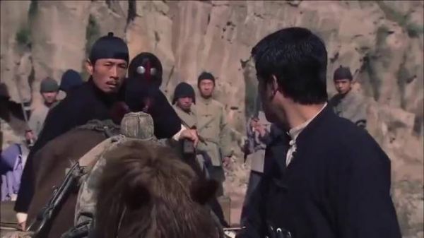 高手一再忍让，土匪以为他是软柿子，哪料一出手全灭土匪！