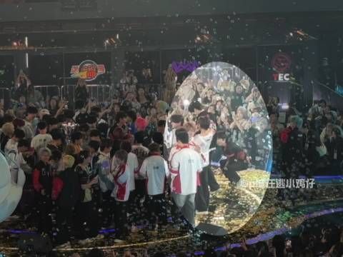 小纯踮脚为队友拂去金色雨，2026PEL夏决温情一幕