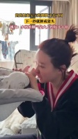 抓起宝宝脚又亲又闻，下一秒肿成猪头