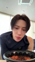 偶像直播回应练习生时期调侃，称不能剧透但可在他处透露
