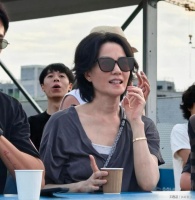 王菲带女儿社交，拍窦靖童手臂让她摘口罩打招呼，窦靖童低头敬酒