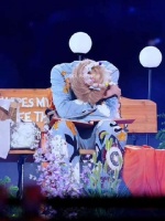 泪水浸透心扉，情绪如潮水般汹涌