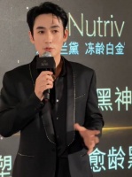 朱一龙活动生图状态佳，黑色西装展绅士气场
