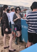 王菲母女现身阿那亚面馆，20岁李嫣穿透视装尽显好身材！