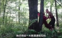 石柱怒吼护村花，村妇围攻被震慑