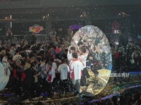 小纯踮脚为队友拂去金色雨，2026PEL夏决温情一幕