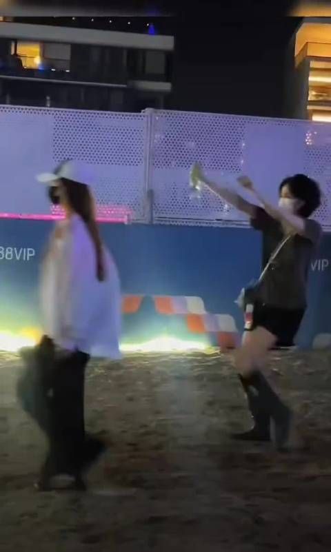 王菲沙滩随音乐边走边舞,印证谢霆锋所言单纯