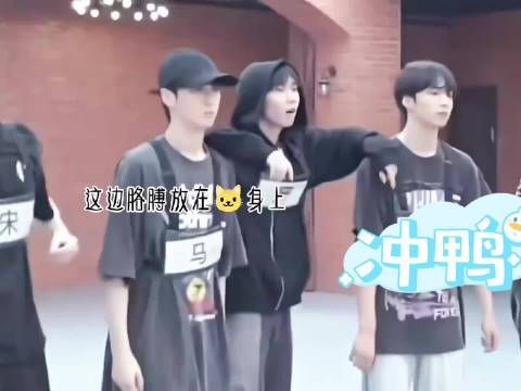 刘耀文严浩翔双A舞台气场强，队友反应真实