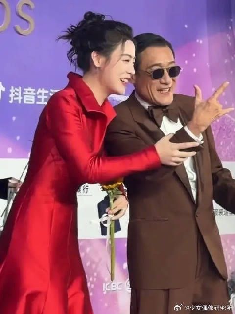 这俩人简直就是大佬和他的千金既视感