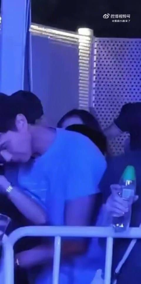 Ryan为音乐节搂抱陈粒道歉，称喝多失态