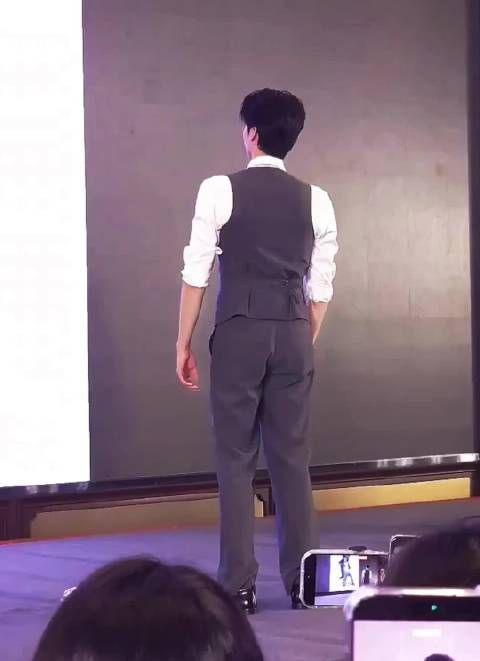 再看还是绷不住