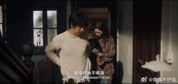 铁梅和乐队鼓手窗边做饭