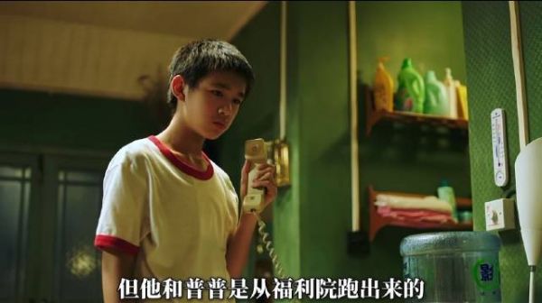 小女孩翻看相机里的画面，连忙招呼身旁两个伙伴一同查看镜头记录下的内容