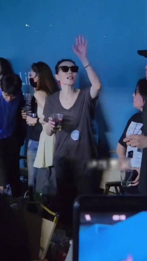 粉丝问王菲什么时候开演唱会 王菲：再说 再说～ 看样子是有计划了