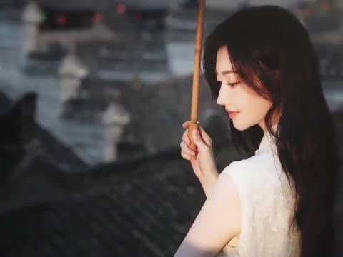 于正曾因偏见压低景甜片酬，她二话不说搬进招待所