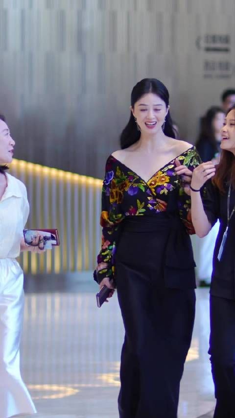 蒋欣亮相白玉兰红毯，华妃娘娘气质太好了！
