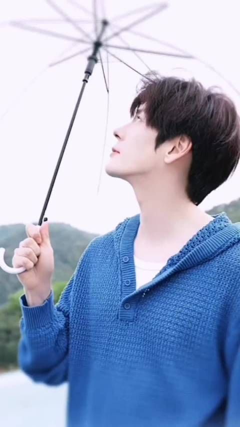 魏哲鸣雨中打伞变脸，可爱假笑娇嗔全都有