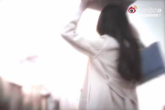 大雨滂沱也挡不住心动，魏哲鸣撑伞的瞬间，直接沦陷在傅明予的魅力里