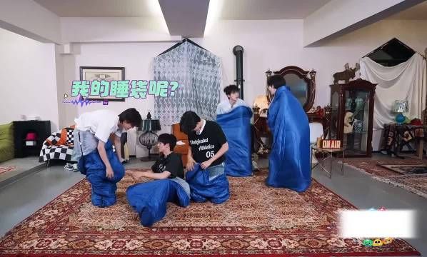朱志鑫睡袋被轮番查验，不满直接摆脸上
