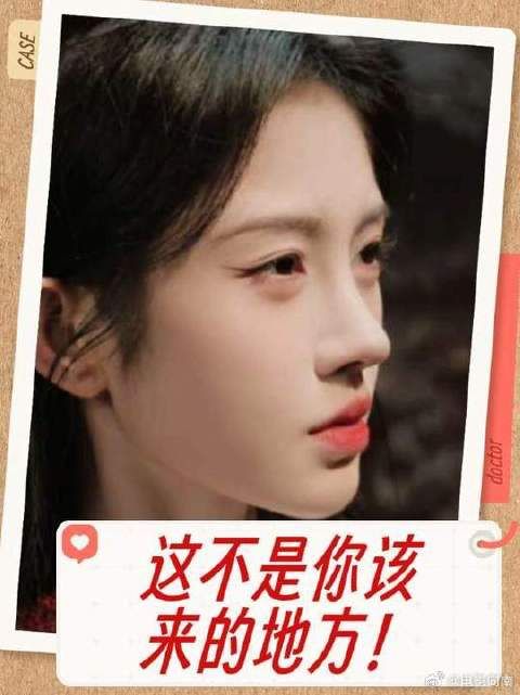 当厉劫把刀架到露芜衣肩膀上时，护妻如命的寄灵轻轻把它推开了