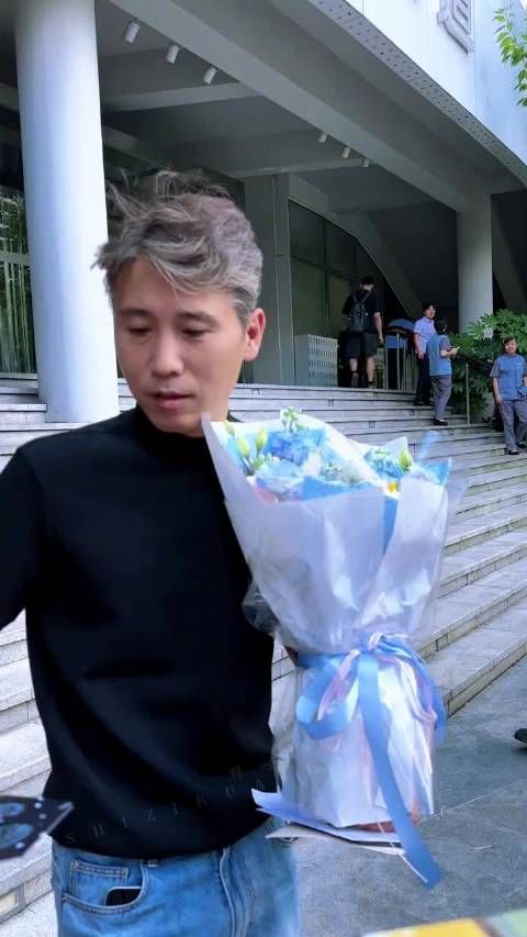 粉丝教李乃文安全收取明信片，有内容一面朝下